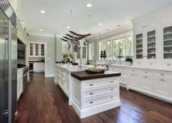 Белая кухня в американском стиле