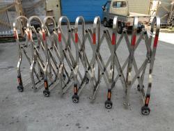 Простые металлические дорожные барьеры