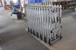 Простые металлические дорожные барьеры