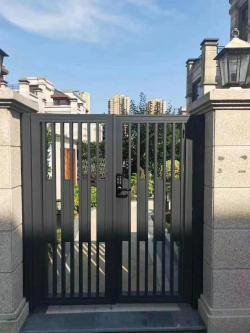 Автоматические распашные ворота с мотором, встроенным в боковые стойки