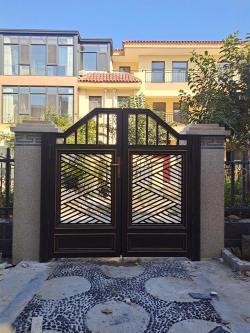 Автоматические распашные ворота с мотором, встроенным в боковые стойки