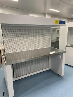 Лабораторный шкаф с ультраламинарным потоком воздуха 