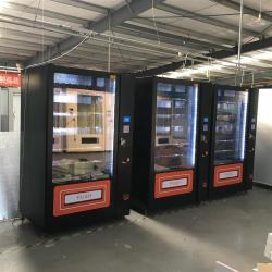 Торговый автомат для закусок и напитков на станции метро