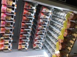 Торговый автомат для лапши быстрого приготовления и дозатором горячей воды