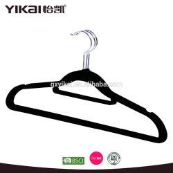 Пластиковые вешалки для одежды с металлическими крючками