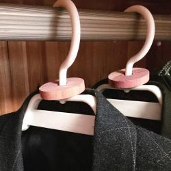 Шарики из ароматного кедра для вешалок