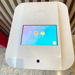 Робот-официант для гостиниц и больниц с авто дверью и лифтом (арт. 29101858)