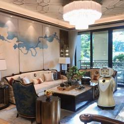 Золотой цвет, встречающий танцующий робот для мероприятий и рекламы (арт. 2811542)