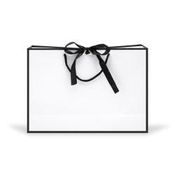 Оптовая продажа кастомных белых бумажных сумок с черной лентой и принтом логотипа для подарков (арт. 1113037)