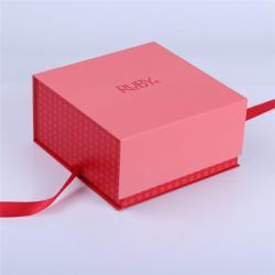 Оптовая продажа роскошных перерабатываемых розовых бумажных коробок с магнитной крышкой и индивидуальным логотипом для упаковки женской одежды (арт. 1113046)