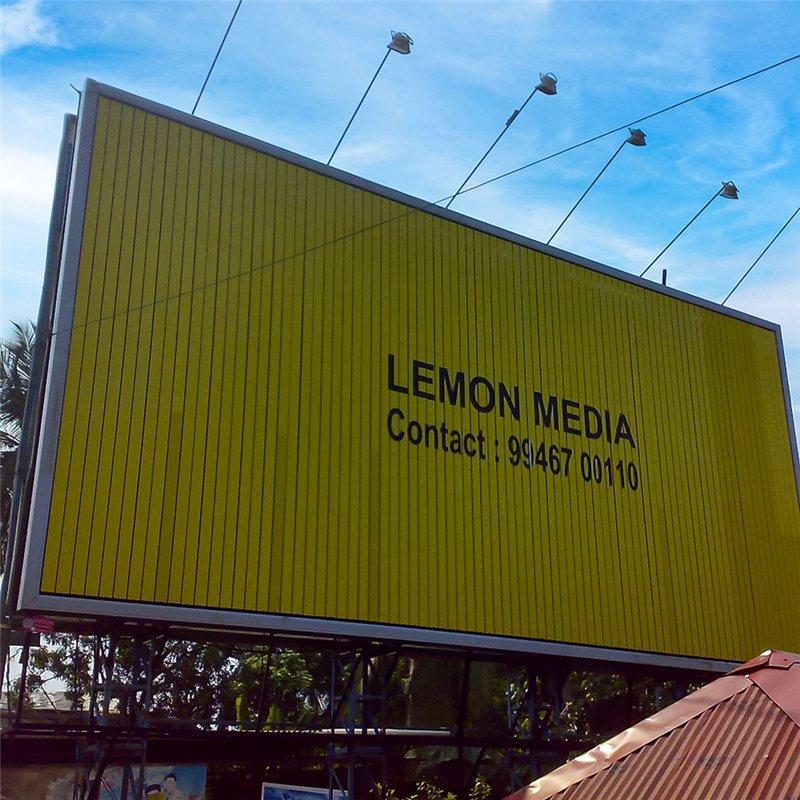 Рекламный щит с прожектором Tri-Vision Prisma для эффективного привлечения внимания (арт. 25-3072030)