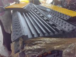 Рампа резиновая для кабелей 6-канальная уличная усиленная (арт. 25-5083366)