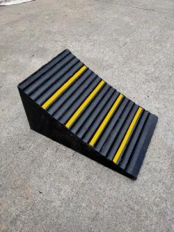 Упор противоскользящий резиновый для колес 60x40x30см (арт. 25-5083378)