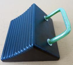 Упор колесный резиновый с металлической ручкой усиленный (арт. 25-5083421)