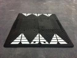 Лежачий полицейский резиновый с отражающими стрелками (арт. 25-5083631)