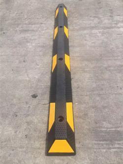 Упор колесный резиновый с жёлтым отражателем 1650 мм (арт. 25-5083717)