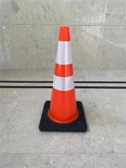 Конус дорожный ПВХ с черным основанием и светоотражателем 28" (арт. 25-5083729)