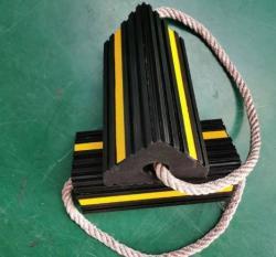 Колодки резиновые для колес самолета с отражающей лентой (арт. 25-5083824)