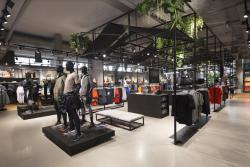 Стеллаж для спортивной одежды с полками для магазина (арт. 25-19080350)