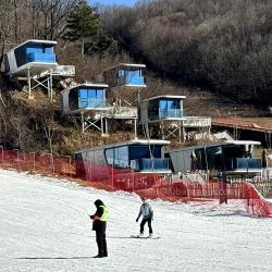 Капсульный домик на горнолыжной базе в горах (арт. 25-24110008)