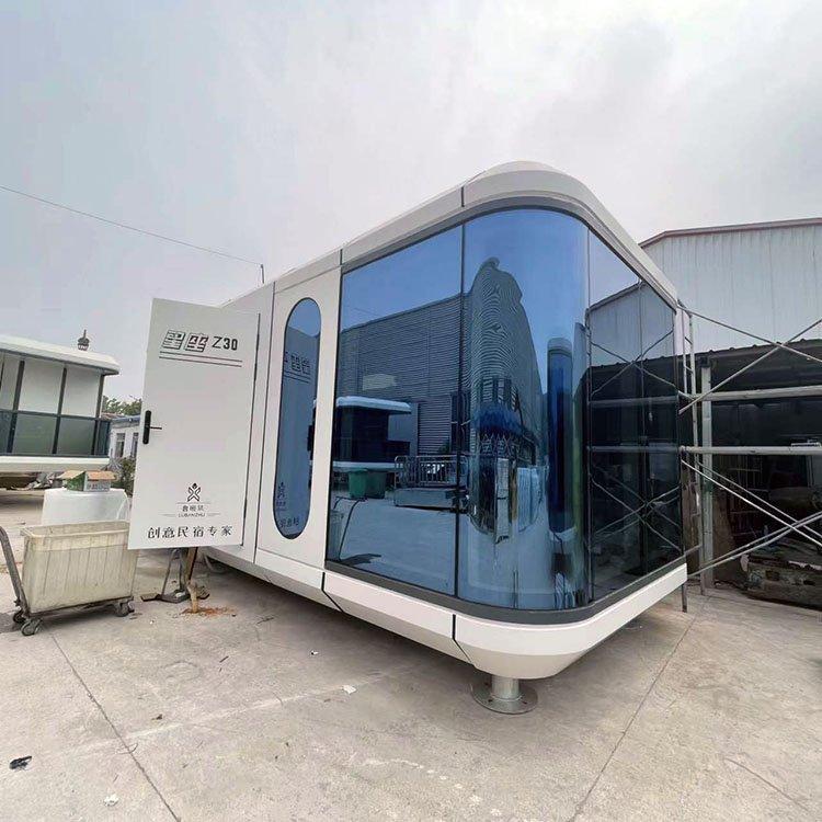 Дом на колесах с 2 спальнями в футуристическом стиле (арт. 26-1090069)