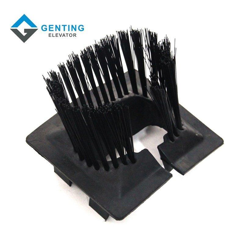 Входная часть поручня эскалатора резиновая с щеткой (арт. 26-2102080)